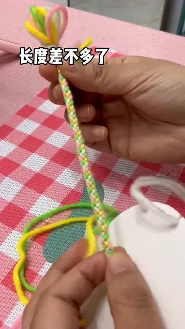 毛線巧手編 兩招輕松制作個性手鏈，縫紉日用品批發是寶藏